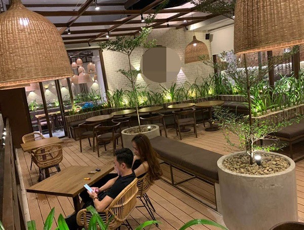 Cường Đôla và bạn gái quấn quýt sau tin đồn sắp cưới - 2 Cường Đôla cũng chia sẻ hình ảnh cùng bạn gái Đàm Thu Trang trên trang cá nhân.