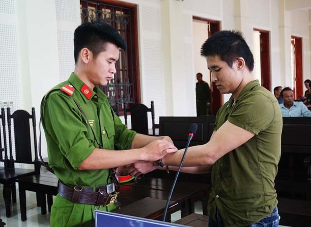 Đánh người đến chết để cướp... 40 nghìn đồng - 1 Với 2 tội danh Giết người và Cướp tài sản, Nguyễn Đình Lực phải lĩnh 22 năm tù.