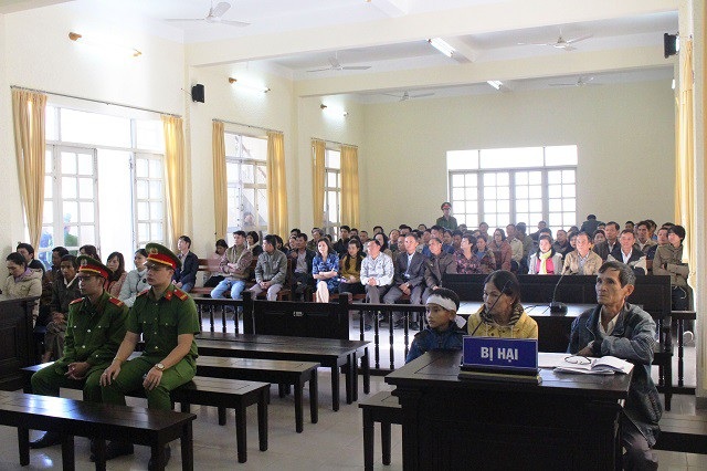 Bóp cổ vợ đến chết rồi đổ rượu độc vào miệng tạo hiện trường giả - 2 Rất đông người đến tham dự và theo dõi phiên toà, trong đó có con trai bị cáo Quyền