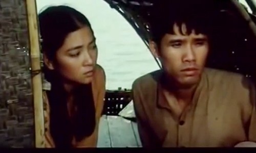 Sau 15 năm, dàn diễn viên phim “Thời xa vắng” giờ ra sao? - 6 Vì hủ tục lạc hậu ở làng quê, Giang Minh Sài mới lên 12 tuổi đã được bố mẹ cưới cho một cô vợ hơn tuổi tên là Tuyết. Sài lớn lên với sự ghẻ lạnh, khinh ghét vợ và tình yêu dành cho cô bạn học tên Hương.