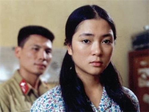 Sau 15 năm, dàn diễn viên phim “Thời xa vắng” giờ ra sao? - 2 Biết Sài không hạnh phúc với cuộc hôn nhân sắp đặt, cô chủ động đến với Sài và muốn giúp anh thoát khỏi bi kịch. Tuy nhiên, chính cô cũng không vượt qua được những dị nghị của người đời. Nguyễn Thị Huyền được đánh giá thể hiện tốt hình ảnh cô gái hiền dịu, có học thức và hết lòng trong tình yêu.