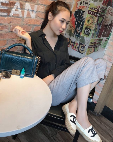 Cường Đôla và bạn gái quấn quýt sau tin đồn sắp cưới - 7 Cuộc sống của cô ngập tràn hàng hiệu.