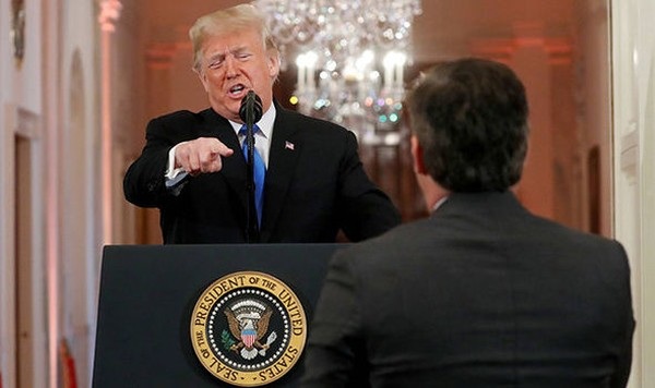 
Tổng thống Trump và phóng viên Jim Acosta trong buổi họp báo tại Nhà Trắng ngày 7/11. (Ảnh: Daily Express)

