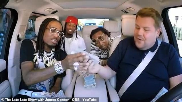 Hát karaoke trên ô tô, Migos gây sốc khi khoe 200 nghìn USD - 1
Migos lần đầu tham gia show hát trên ô tô Carpool Karaoke cùng MC nổi tiếng James Corden - đây là show đã mời được nhiều ca sỹ nổi tiếng thế giới tham gia