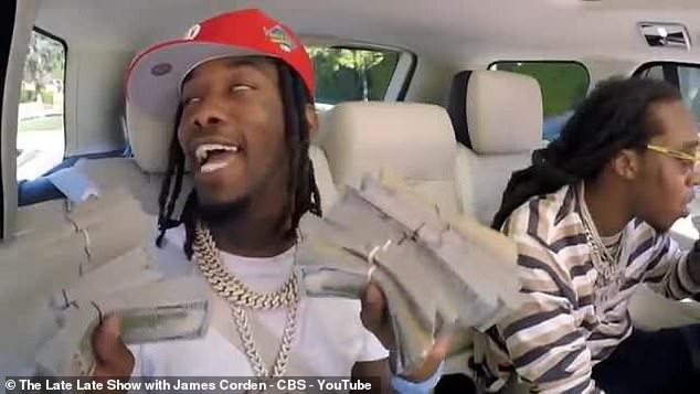 Hát karaoke trên ô tô, Migos gây sốc khi khoe 200 nghìn USD - 2
Nhóm hip hop đình đám tới từ Georgia, Mỹ gây sốc khi tranh thủ khoe hơn 200 nghìn USD tiền mặt khi quay chương trình