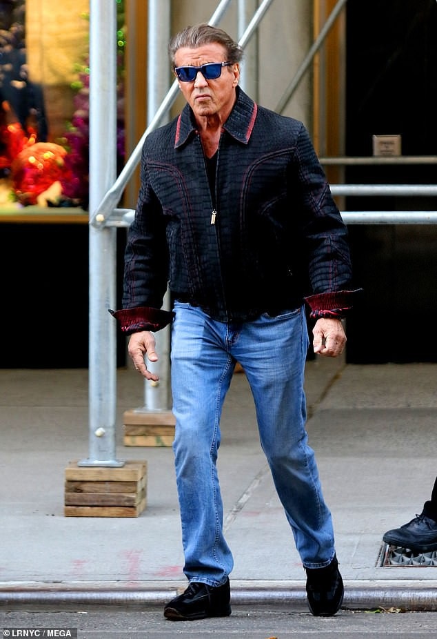 "Rambo" Sylvester Stallone phong độ ra phố cùng vợ trẻ, con xinh - 2
Nam diễn viên 72 tuổi ăn mặc trẻ trung và sành điệu. Trông ông trẻ hơn nhiều so với tuổi thật