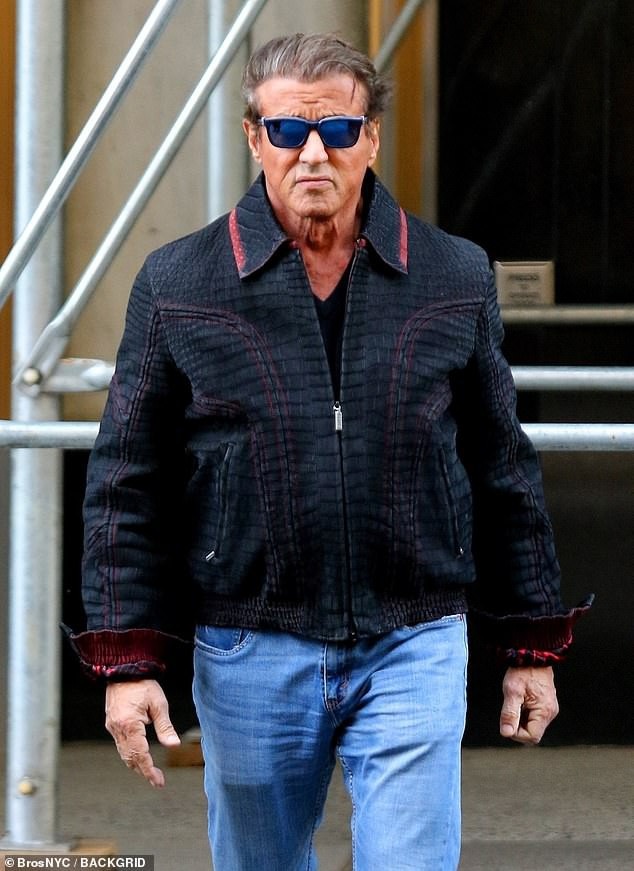 "Rambo" Sylvester Stallone phong độ ra phố cùng vợ trẻ, con xinh - 3
Sylvester Stallone là một trong những ngôi sao nổi tiếng nhất nước Mỹ, ông kết hôn 3 lần có 5 người con trong đó với người vợ kém 22 tuổi hiện tại, nam diễn viên có 3 cô con gái
