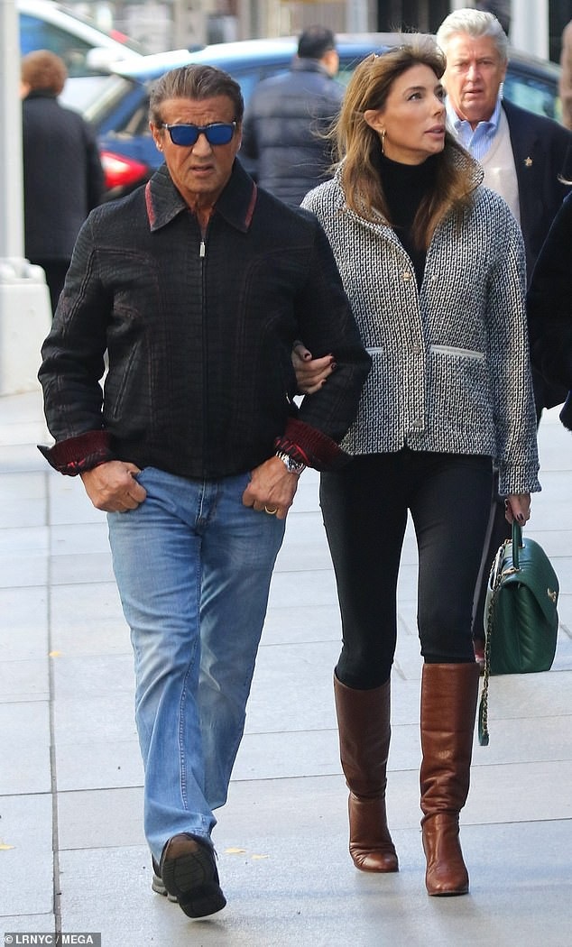 "Rambo" Sylvester Stallone phong độ ra phố cùng vợ trẻ, con xinh - 4
Sylvester Stallone rất cưng chiều vợ con và thường xuyên đưa cả gia đình đi du lịch mỗi khi rảnh rỗi
