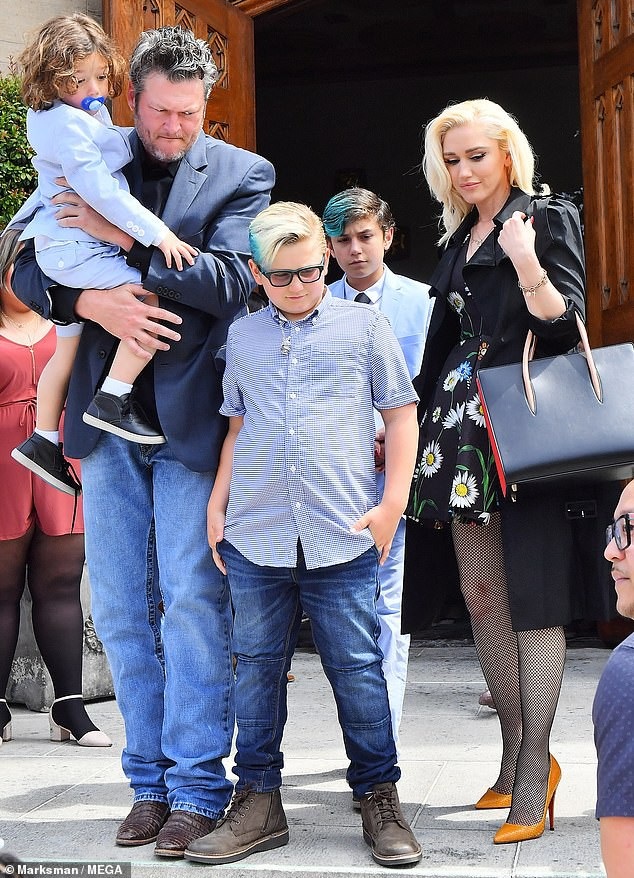 Gwen Stefani dự định có con với “phi công trẻ” Blake Shelton - 2
Blake thân thiết với 3 con trai riêng của Gwen.