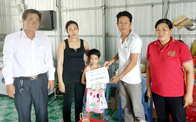Trao hơn 47 triệu đồng đến gia đình chị Trần Ngọc Ảnh - 1 PV Dân trí trao tiền bạn đọc đến gia đình chị Trần Ngọc Ảnh.