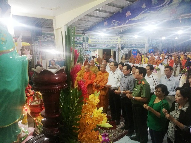 Tham gia giao thông, đừng để phải nói “giá như” trong hối hận! - 1 Các đại biểu tham dự thắp hương tưởng niệm các nạn nhân tử vong vì tai nạn giao thông.