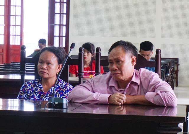 Nữ phóng viên chiếm đoạt hàng trăm triệu đồng bằng “bẫy” lãi suất cao - 2 Tin tưởng nữ phóng viên này, vợ chồng ông Diện mất hết tiền tiết kiệm, tiền gửi của con.