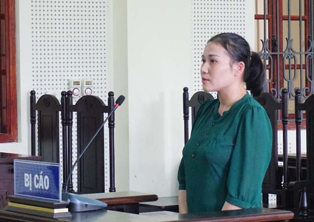 Nữ phóng viên chiếm đoạt hàng trăm triệu đồng bằng “bẫy” lãi suất cao - 1 Bị cáo Lương Thị Huyền tại phiên tòa.