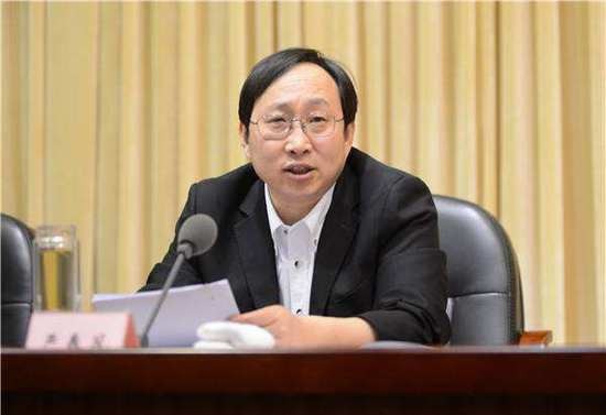 Quan chức Trung Quốc tiêu tan sự nghiệp vì vợ cũ "hống hách" trên mạng - 1 Ông Yan Chunfeng (Ảnh: JQK News)