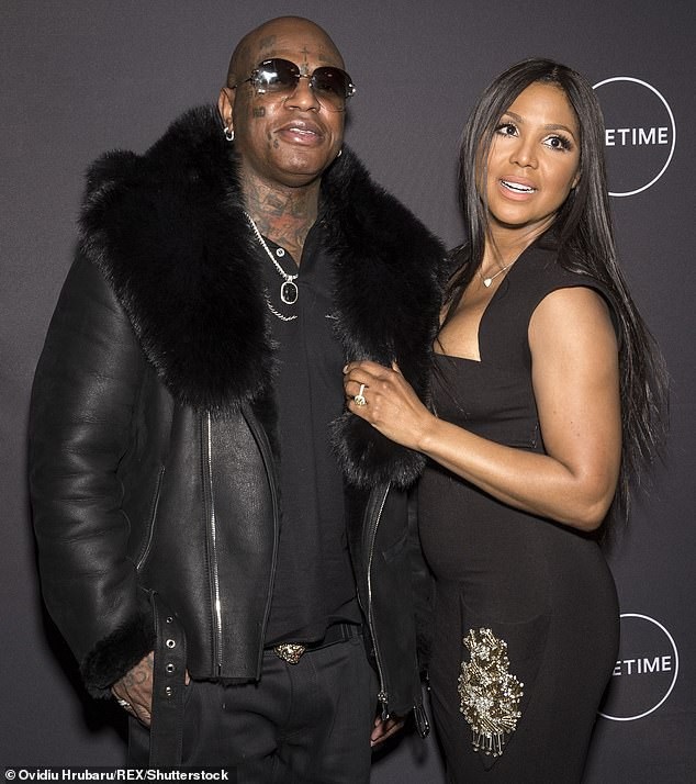 Toni Braxton suýt "lộ hàng" trên thảm đỏ - 8
Braxton hẹn hò với rapper Birdman từ năm 2016, cặp đôi mới đính hôn hồi đầu năm 2018
