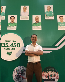 Bỏ việc văn phòng, kinh doanh riêng để chạy xe công nghệ - 1 Anh Nguyễn Thế Cảnh đạt mức thu nhập 25-30 triệu đồng mỗi tháng nhờ chuyển sang chạy GrabCar (ảnh chụp tại Ngày hội tài xế công nghệ do Grab tổ chức)