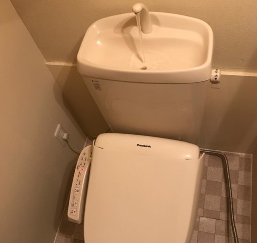 Loạt ảnh cho thấy sự chu đáo và tỉ mẩn ấn tượng của người Nhật Bản - 3 Toilet Nhật Bản có những bồn rửa tay gắn với bồn cầu để tận dụng nước vừa rửa tay, tạo sự tiện lợi và giúp tiết kiệm nước.