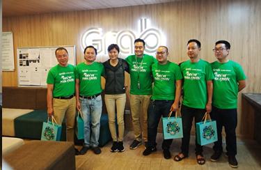 Bỏ việc văn phòng, kinh doanh riêng để chạy xe công nghệ - 2 Anh Nguyễn Như Quỳnh - đối tác tài xế GrabCar (thứ 2 từ phải sang) chụp ảnh lưu niệm cùng các anh em đối tác tài xế thân thiết tại một sự kiện của Grab