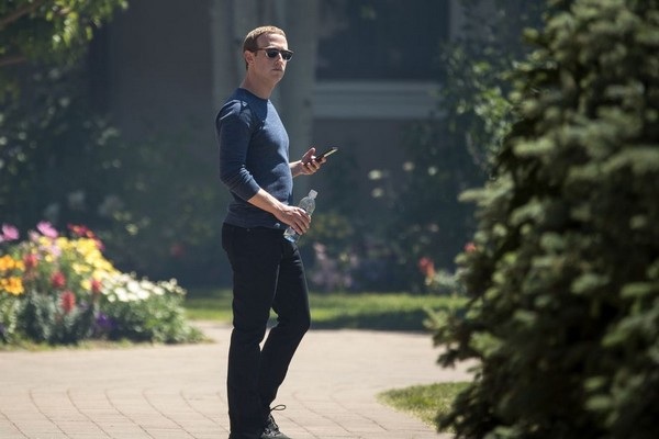 “Giận dỗi” Apple, CEO Facebook ép buộc thuộc cấp phải sử dụng smartphone chạy Android? - 1 CEO Facebook buộc nhân viên phải sử dụng smartphone Android vì “giận dỗi” Apple?