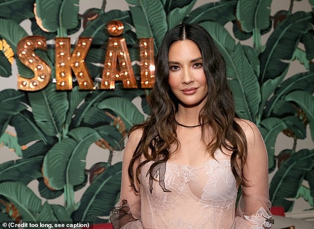 
Olivia Munn mới đây đã tiết lộ, bí quyết giữ dáng thon của cô là chế độ ăn kiêng triệt để. Cô nói khi cần giảm cân, buổi sáng cô ăn nửa quả bơ với hạt cây gai dầu, bữa trưa của cô có cơm trắng, cà ri và rau, tới bữa ăn tối, cô ăn vô cùng đơn giản: Salad với rau và hạt quinoa.
