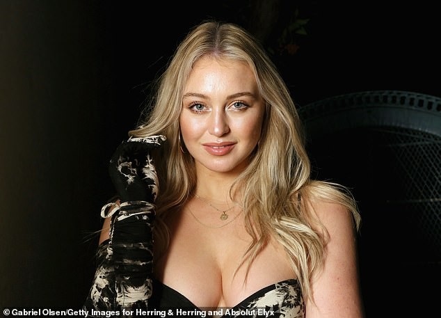 
Iskra thì hạnh phúc khi đã được công nhận là người mẫu, cô nói: Sau nhiều năm bị từ chối thì giờ đã có người nói: chúng tôi chấp nhận bạn, chúng tôi không quan tâm đến kích thước của bạn. Thấy mình trên biển quảng cáo ở quảng trường Thời đại, tôi hạnh phúc khi nghĩ: Wow. Cuối cùng tôi cũng cảm thấy ổn! Tôi hạnh phúc và thực sự cảm thấy điều này có ý nghĩa vì từ rất lâu tôi đã phải vật lộn với bản thân mình.
