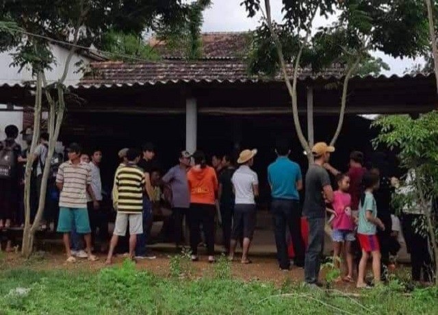 Hai bố con tử vong vì tai nạn, gia đình nghèo không mua nổi quan tài - 3 Gia đình tiến hành lo hậu sự cho hai nạn nhân theo phong tục của địa phương.