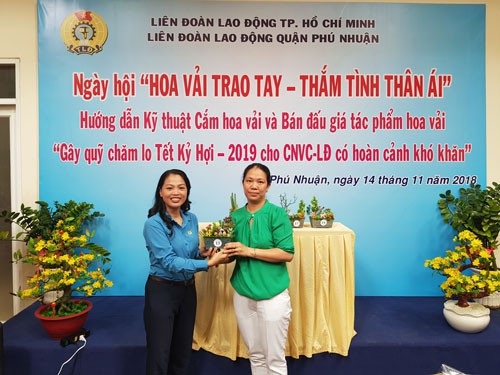 Công đoàn lo Tết sớm cho công nhân - 1 CNVC-LĐ đấu giá sản phẩm bình hoa tiểu cảnh tại ngày hội “Hoa vải trao tay - Thắm tình thân ái” do LĐLĐ quận Phú Nhuận, TP HCM tổ chức Ảnh: THANH NGA