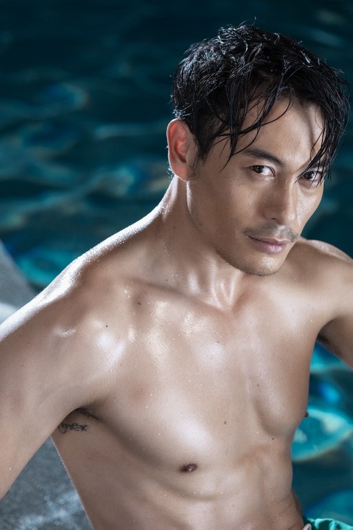 Sự quyến rũ của Trương Thanh Long không chỉ đến từ vóc dáng sáu múi săn chắc, mạnh mẽ mà còn bởi phong cách bụi bặm, trưởng thành.