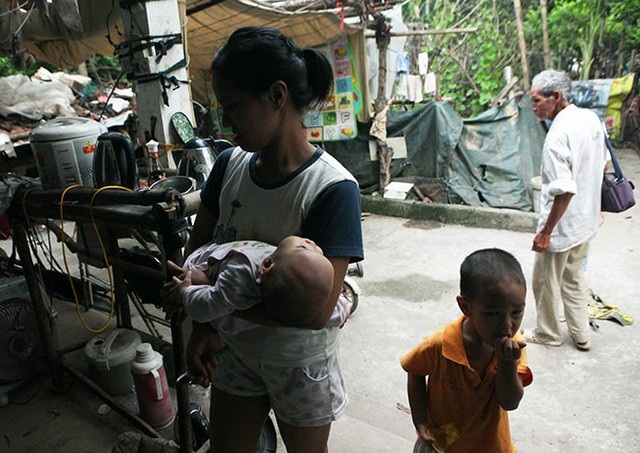 Những chuyện tình “bác, cháu” gây “sốt” dư luận, giờ ra sao? - 2 Nói về cuộc hôn nhân của mình, chị Bích bật khóc thừa nhận bản thân đã không lường trước được những khó khăn, vất vả khi lấy chồng lệch tuổi