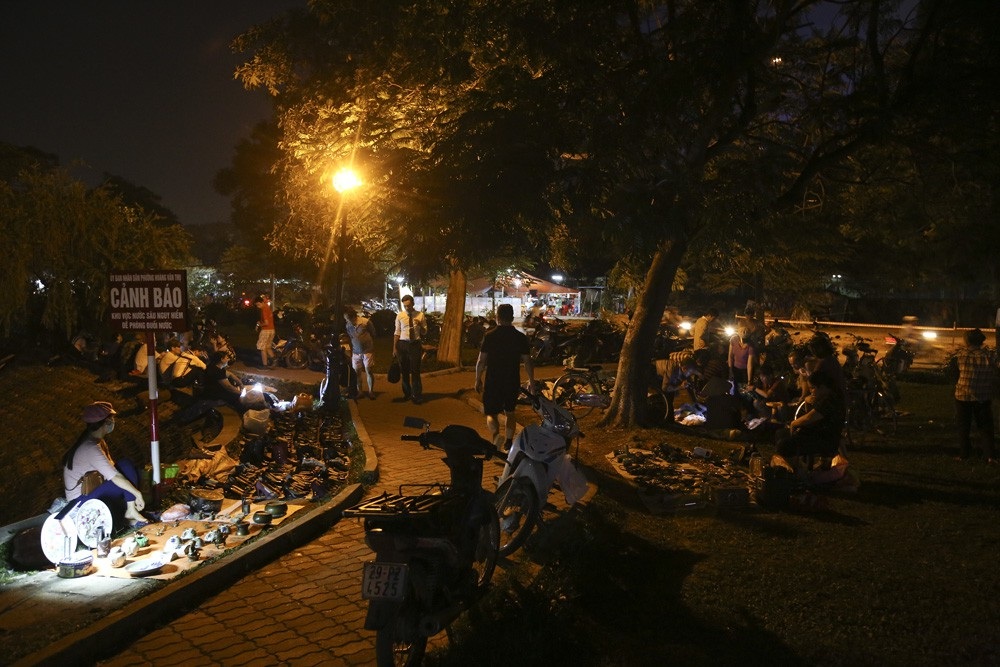 Người Hà Nội soi đèn đi chợ đồ cũ trong công viên - 1
Chợ họp từ sẩm tối trong khuôn viên công viên hồ Đền Lừ (quận Hoàng Mai, Hà Nội), chuyên bán các mặt hàng đã qua sử dụng.