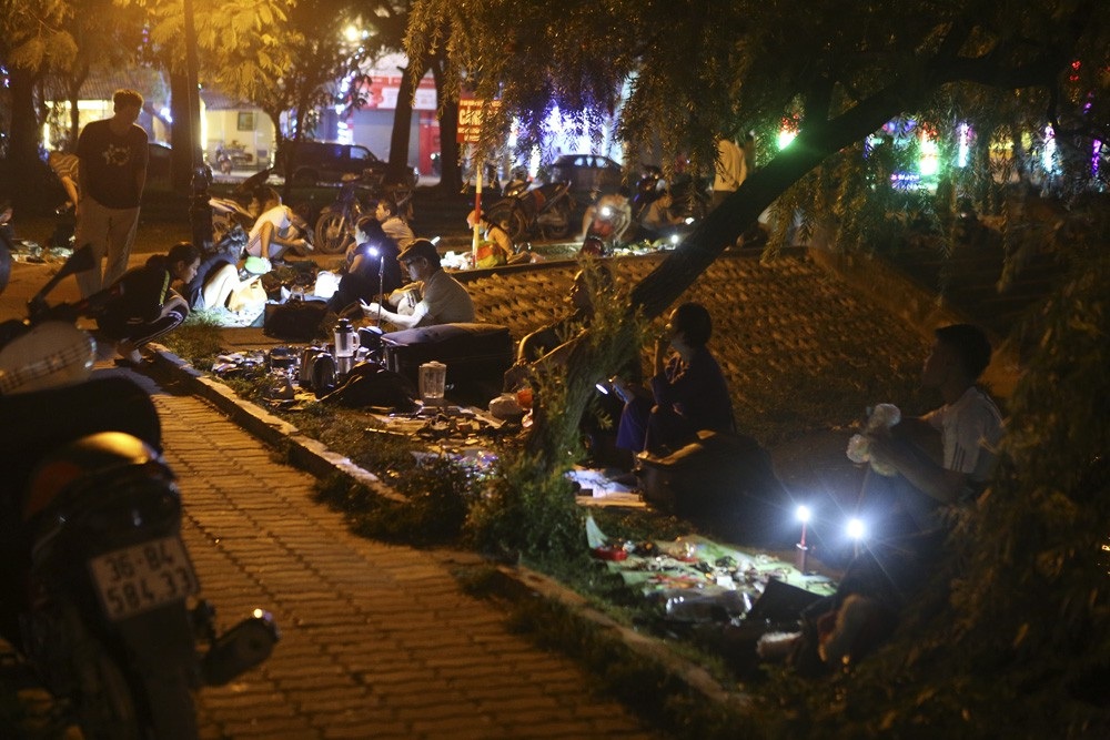 Người Hà Nội soi đèn đi chợ đồ cũ trong công viên - 9 Những ngọn đèn của người mua bán hàng le lói, lập lòe trong màn đêm.