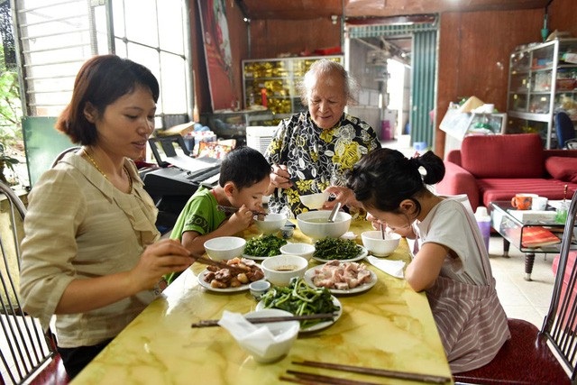 Những chuyện tình “bác, cháu” gây “sốt” dư luận, giờ ra sao? - 7 Ông Trọng cho biết, bí quyết duy trì cuộc hôn nhân lệch tuổi là sự chân thành và thấu hiểu lẫn nhau
