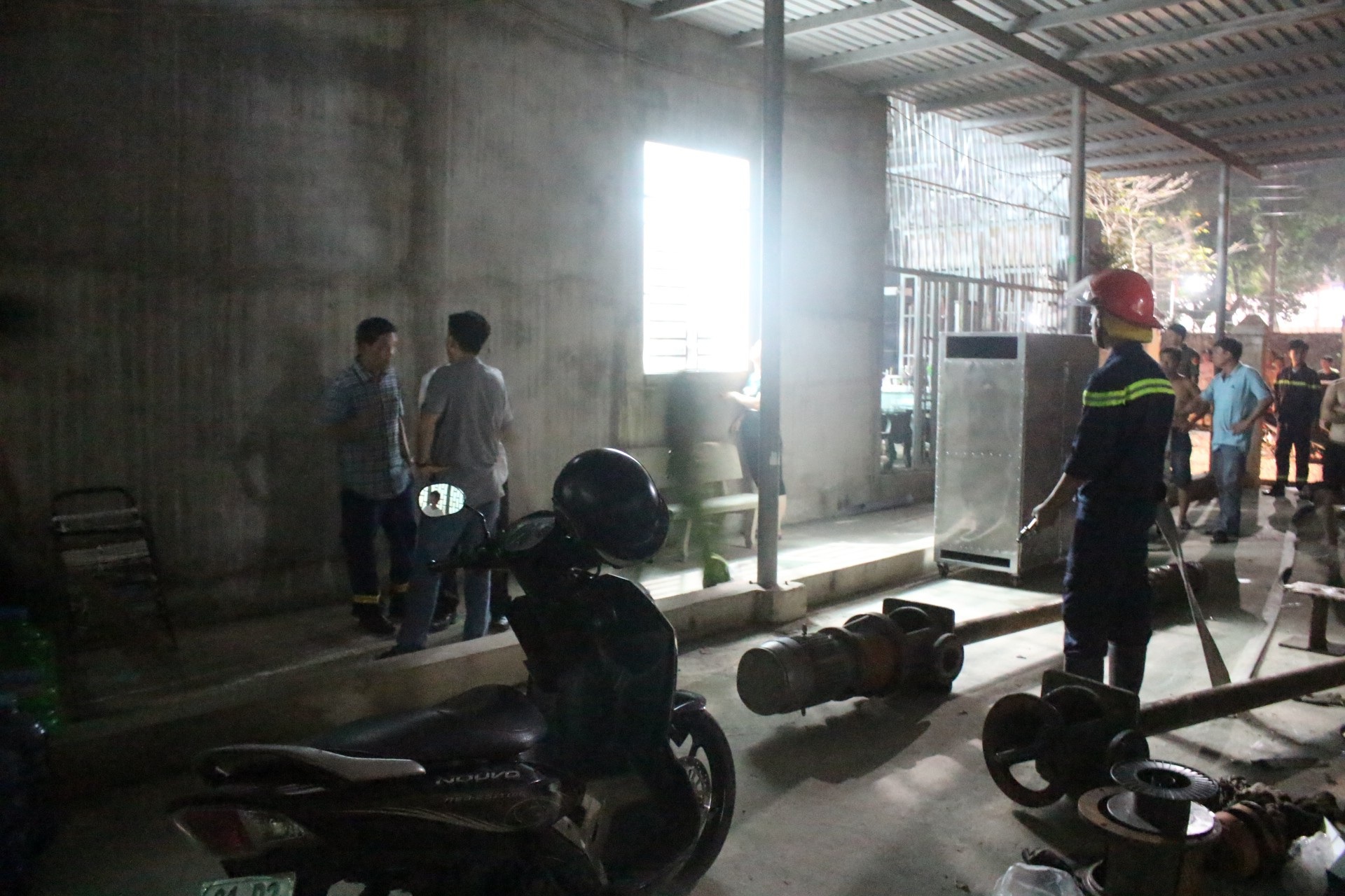 Chồng tưới xăng khắp nhà, dùng dao khống chế vợ con - 3 Lực lượng Công an sẵn sàng để giải cứu con tin.
