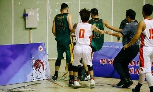 Cầu thủ bóng rổ Cần Thơ đánh trọng tài - 1
Lê Văn Đầy và Lê Phước Thắng nổi nóng và đấm trọng tài Hoàng Thông