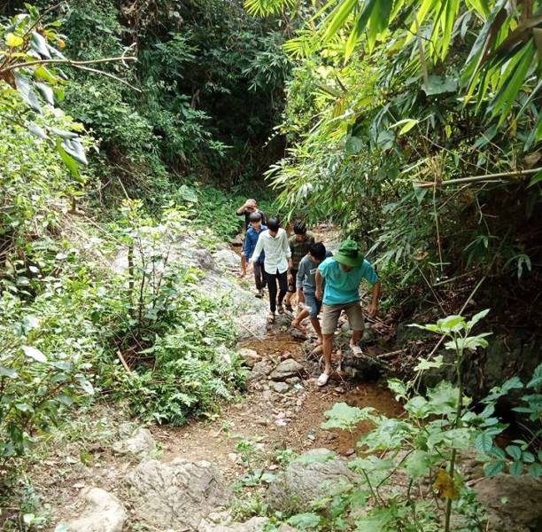 Thầy trò vùng biên băng rừng để dẫn nguồn nước về sinh hoạt - 1 Sau mỗi buổi học, thầy và trò phải lặn lội đường rừng để đi dẫn nước.