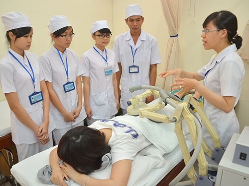 Đào tạo y khoa: Đặc thù không có nghĩa là nằm ngoài hệ thống - 2
Sinh viên Trường ĐH Y Dược TP HCM trong giờ thực hành Ảnh: TẤN THẠNH