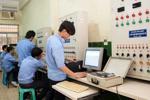 Giáo dục nghề nghiệp khởi sắc - 1
Sinh viên Khoa Điện công nghiệp, Trường CĐ Lý Tự Trọng đang thực hành.