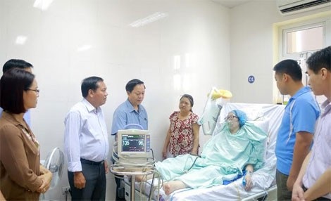 Nhà giáo, Giáo sư Nguyễn Xuân Yêm và “cái tình” của một vị Tướng - 4
Thầy Yêm đến thăm Thiếu uý Đậu Thị Huyền Trâm- nguyên là học viên giỏi khoá D36 Học viện CSND vào ngày 17/07/2016
