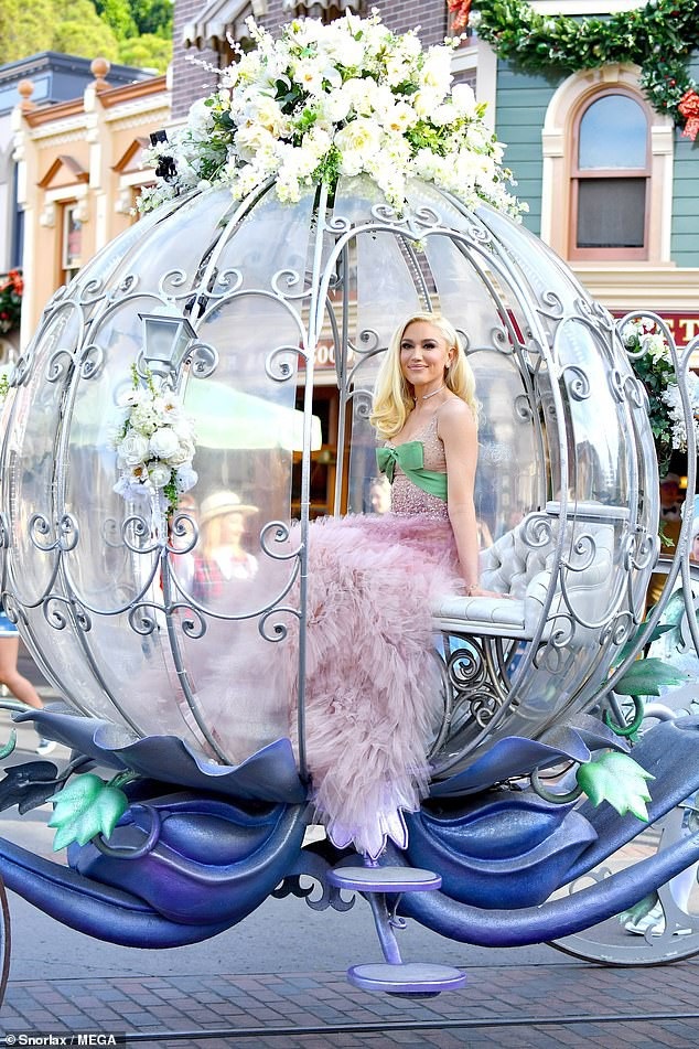 
Ca sỹ 49 tuổi hóa công chúa xinh đẹp với bộ váy điệu đà
