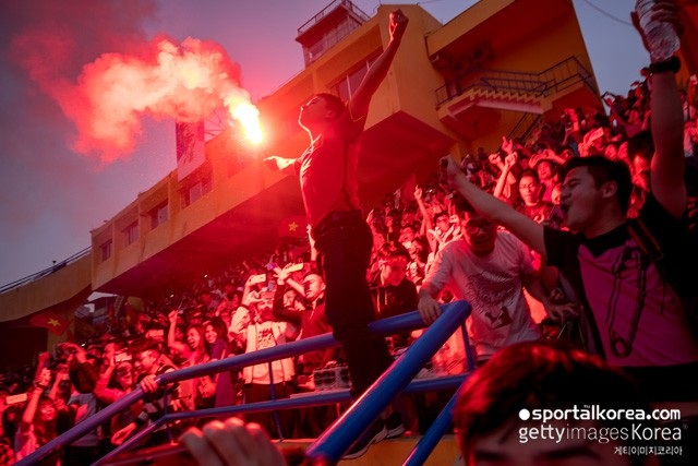 
Tờ Sportal Korea lo lắng Việt Nam sẽ nhận án phạt nặng vì để CĐV đốt pháo sáng trên sân Mỹ Đình
