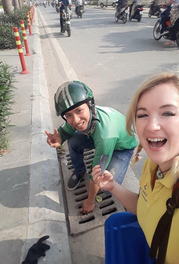 Khách du lịch và những ấn tượng khó quên trên những chuyến xe công nghệ - 1 Câu chuyện về lòng tốt của anh Trang nhận được nhiều lời khen trên mạng xã hội (ảnh chụp lưu niệm cùng nữ du khách)