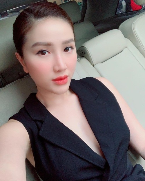 “Lan cave” của Quỳnh búp bê tiết lộ ảnh đăng quang Á hậu 12 năm trước - 1 Bảo Thy tâm sự về cuộc sống của mình trong thời gian gần đây khi cô bước vào ngưỡng 30 tuổi: Thời gian gần đây Thy sống một cuộc sống khác hẳn... Đi học, làm việc, họp hành bước đều bước. Nhưng tới hôm nay mọi thứ đã tạm ổn và Thy thấy nhớ sân khấu rồi, chuẩn bị diễn vài show tưng bừng trước khi đi nước ngoài kết hợp công việc và du lịch cho tới hết tháng 12 luôn. Tuổi 30 của Thy đẹp đẽ và đáng yêu vô cùng! Bởi vậy các bạn đừng sợ phải bước qua hàng 3 nha! Ở hàng này mình mới thật sự chín chắn và hiểu được bản thân mình cần gì, mong muốn điều gì. Vậy nên những quyết định sáng suốt nhất cũng sẽ bắt đầu từ đây đấy.