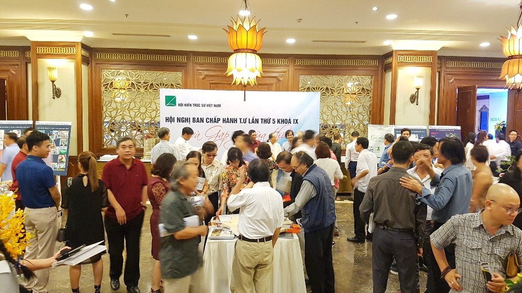 Định hướng phát triển ngành kiến trúc Việt Nam trong cách mạng 4.0 - 2 Hơn 300 KTS đại diện cho hàng vạn KTS trên cả nước về tham dự, đóng góp ý kiến cho định hướng phát triển nền kiến trúc Việt Nam thời đại mới