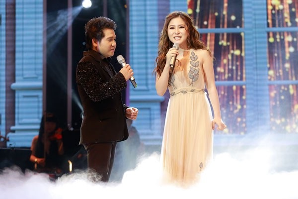 Hương Tràm thích thú khi song ca cùng giọng ca mình ngưỡng mộ trên sân khấu.
