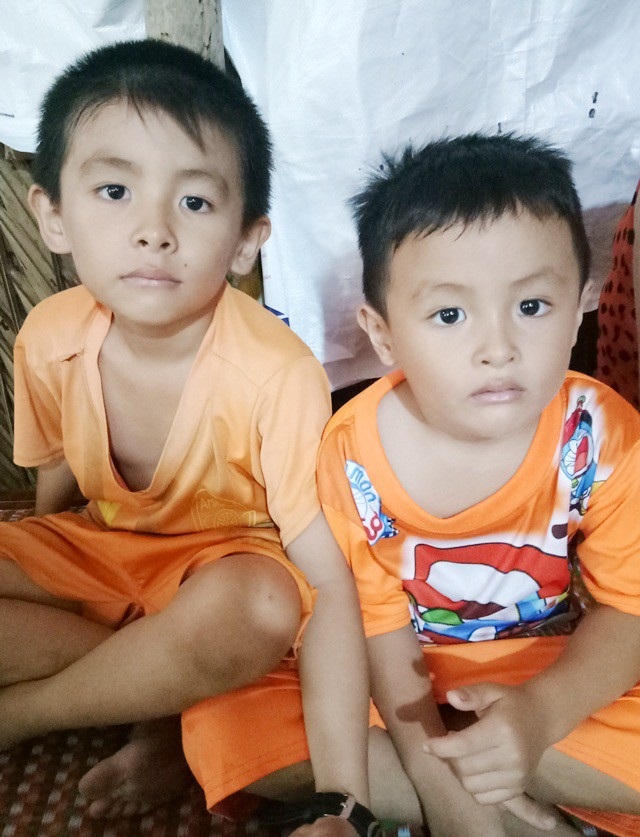 Cha nằm liệt giường vì điện giật, 2 con thơ mù mịt cả tương lai - 4 2 đứa con của anh Lập còn quá nhỏ dại.