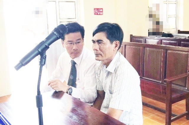 Vụ "đi đòi nợ, bị truy tố cướp tài sản": Hai cấp toà tỉnh Bạc Liêu tuyên án đã khách quan? - 1 Luật sư Trần Bá Học (Hãng Luật Roma, TPHCM) cho rằng, vụ án Đi đòi nợ, bị truy tố cướp tài sản mà báo Dân trí đã phản ánh vẫn còn nhiều tình tiết chưa được cơ quan tố tụng xem xét khách quan.