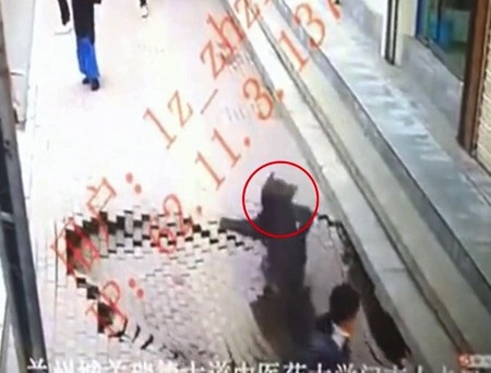 Đang đi bộ trên vỉa hè, cô gái bỗng bị “hố tử thần” nuốt chửng - 1 Cô gái đi đường bị “hố tử thần” nuốt chửng