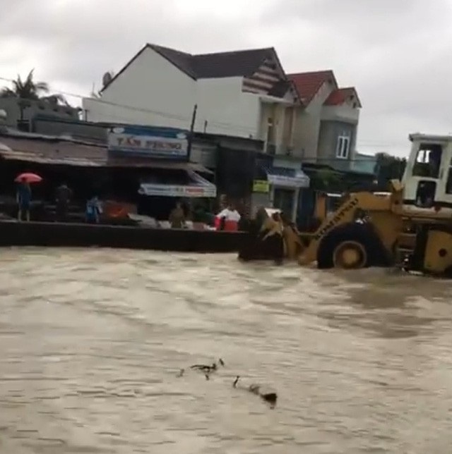 Đoàn giáo viên đi du lịch Nha Trang gặp lở đất, 5 người thương vong - 2
Mưa lớn, nước ngập và xảy ra sạt lở nghiêm trọng tại tỉnh Khánh Hòa (ảnh Thủy Nguyên)