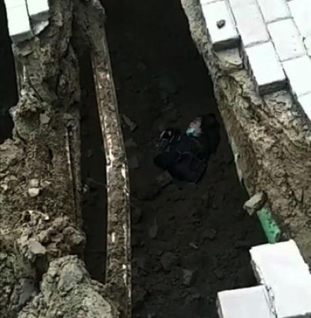 Đang đi bộ trên vỉa hè, cô gái bỗng bị “hố tử thần” nuốt chửng - 2 Cô gái may mắn sống sót sau vụ tai nạn hy hữu