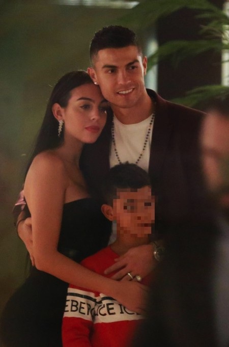 Hạnh phúc bên bạn gái, C.Ronaldo vẫn hướng về đội tuyển Bồ Đào Nha - 2 CR7 đang dành nhiều thời gian hẹn hò với bạn gái xinh đẹp Georgina Rodriguez